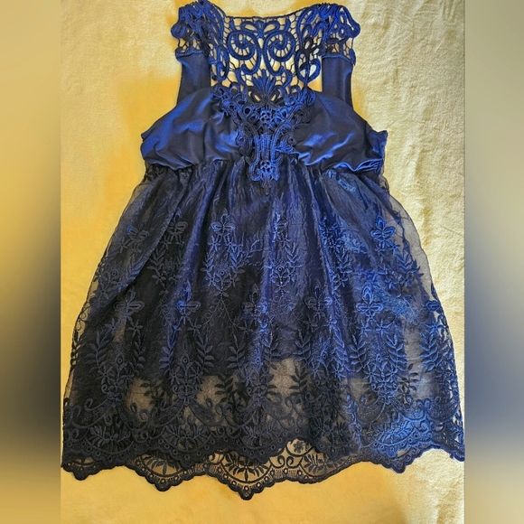 XS NAVY LACE SEXY TANK BLOUSE, SMOCKING AND LINED. ADORABLE. MEASUREMENTS. - Picture 2 of 9